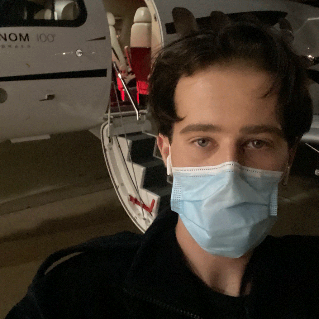 Airly Private Jet Member in mask